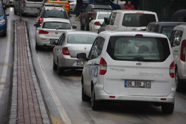 Fatih’te Yola Dökülen Mazot Nedeniyle Sürücüler Zor Anlar Yaşadı