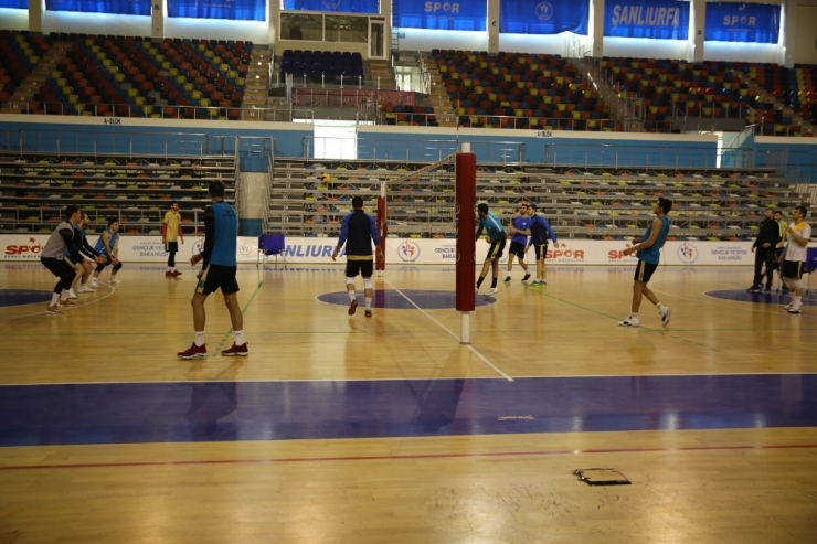 Haliliye Voleybol Takımı Hazırlıklarını Sürdürüyor