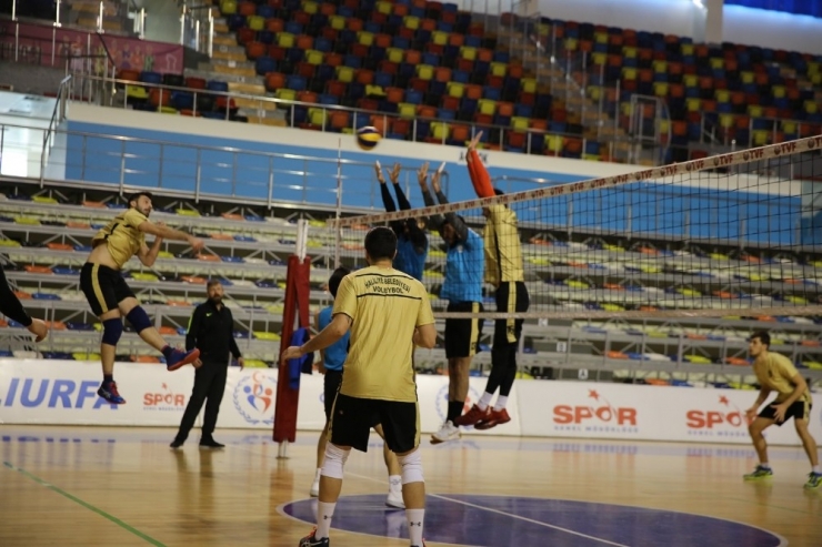 Haliliye Voleybol Takımı Hazırlıklarını Sürdürüyor