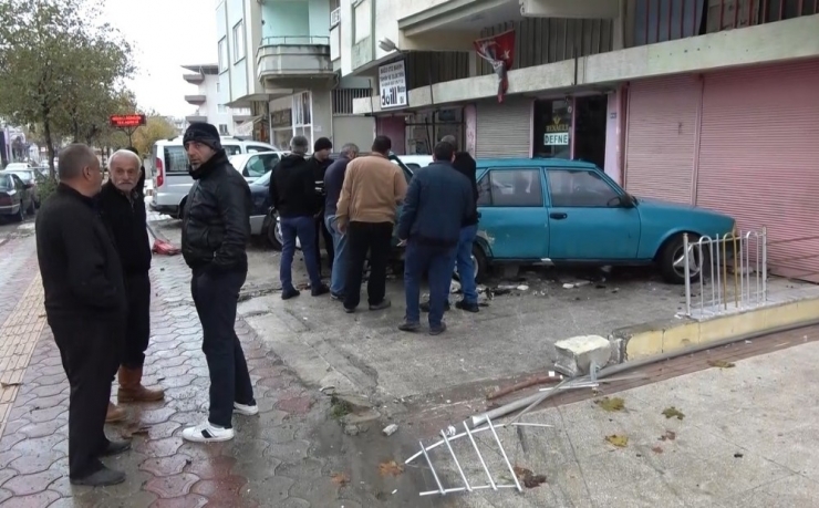 Kontrolden Çıkan Otomobil Park Halinde Araçlara Çarptı