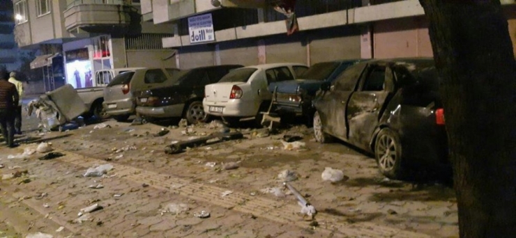 Kontrolden Çıkan Otomobil Park Halinde Araçlara Çarptı