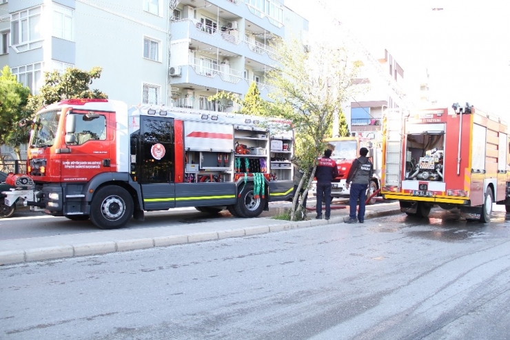 İzmir’de Bir Binanın Çatısı Alev Alev Yandı