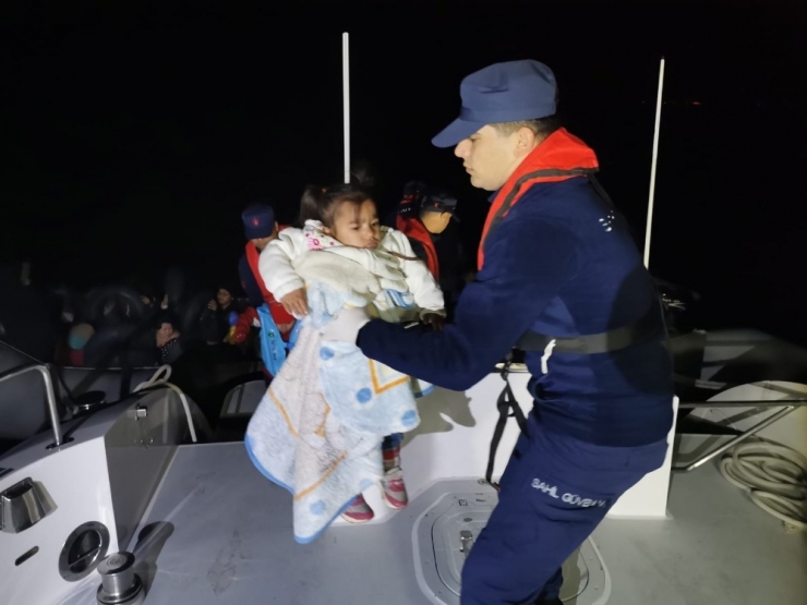 İzmir’de 38’i Çocuk 75 Düzensiz Göçmen Yakalandı