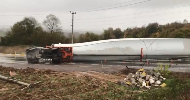 Rüzgar Türbininin Kanadını Taşıyan Tır Böyle Devrildi