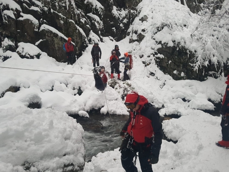 Uludağ’da Geceyi Arazide Geçirmek Zorunda Kalan Akut Üyeleri Yaşanılanları Anlattı