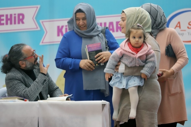 Yazar Sinan Yağmur, Nevşehir Kitap Fuarında Okurlarıyla Buluştu