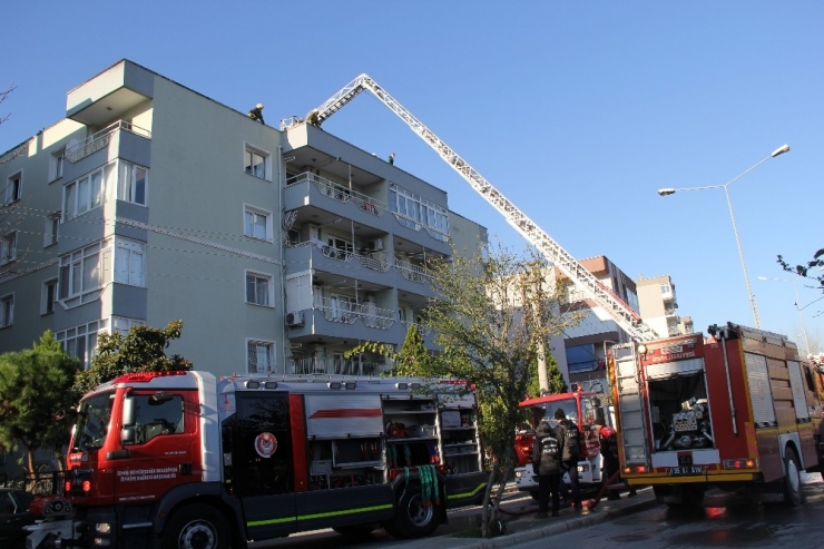 İzmir’de Bir Binanın Çatısı Alev Alev Yandı