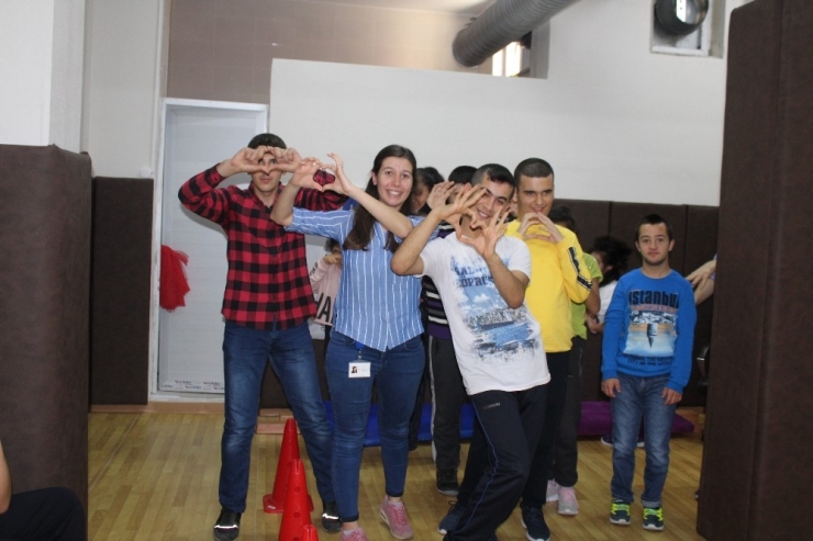 Yardım Fonundan Destek Alıp Engelli Öğrencilerin Spor Salonunu Yenilediler