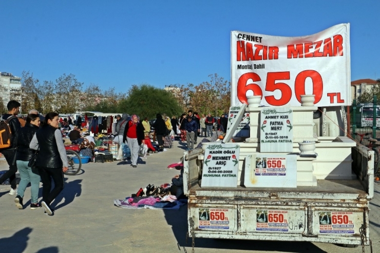 Semt Pazarında Hazır Mezarı Görenler Araca Akın Etti