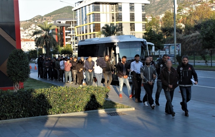 Uyuşturucu Şüphelilerinden Gazetecilere: “Çek Alanya Yakışıklı Görsün”