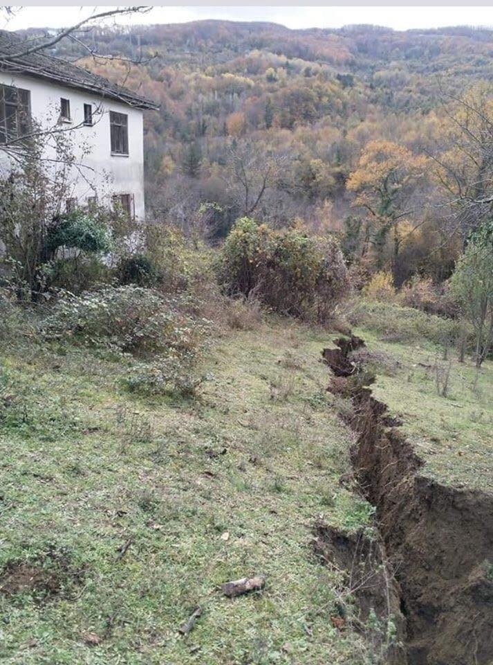 Ayancık’ta Toprak Kayması: 2 Ev Tahliye Edildi