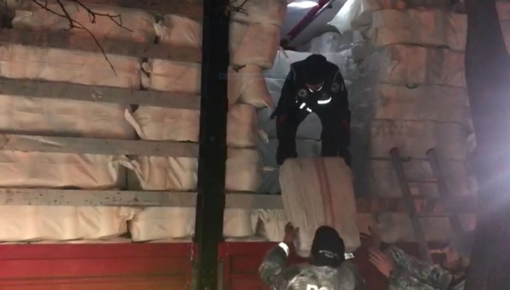 Aksaray’da Tekstil Eşyalarının İçinde 350 Bin Paket Kaçak Sigara Ele Geçirildi