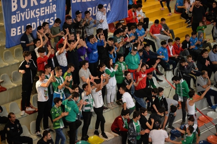 Efeler Taraftarına Kazandırıyor