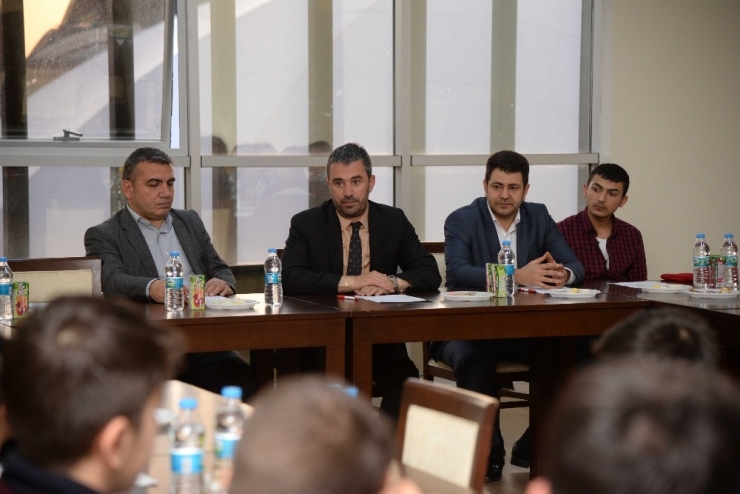 Başkan ,Çetin Gençlerin Sorun Ve Taleplerini Değerlendirdi