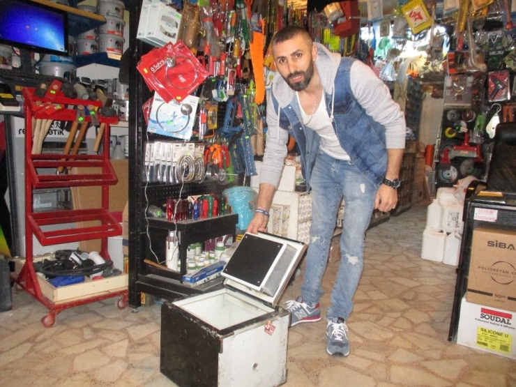 Tuğlaları Merdiven Gibi Kullanıp Hırsızlık İçin İş Yerine Girdi
