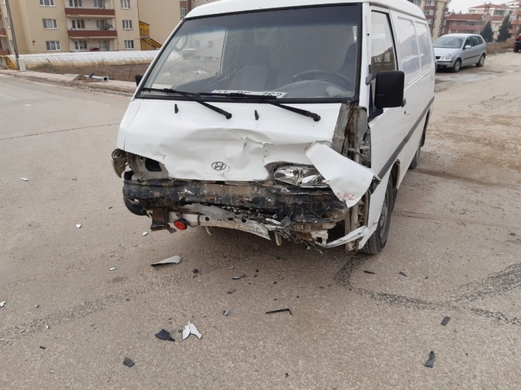 Otomobil İle Kamyonet Çarpıştı; 2 Yaralı