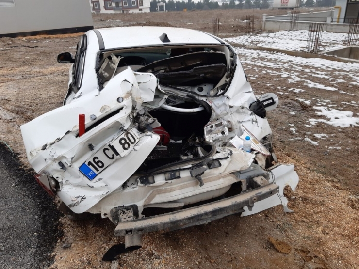 Otomobil İle Kamyonet Çarpıştı; 2 Yaralı