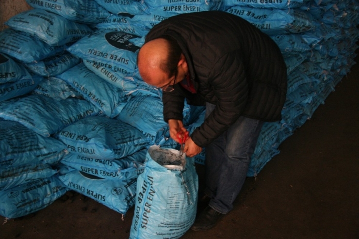 Denizli’de Odun, Kömür Satışları Artmaya Başladı