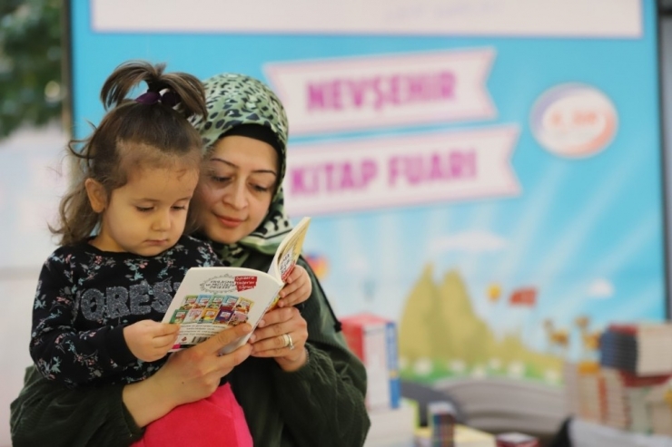 Nevşehir Belediyesi Kitap Fuarı Devam Ediyor