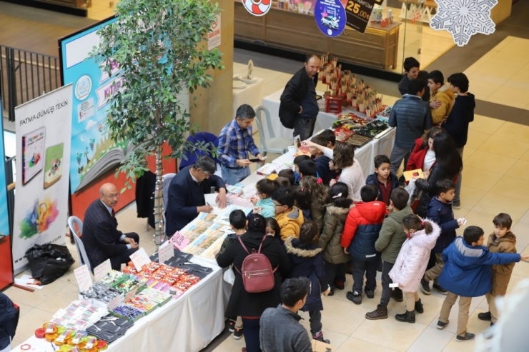 Nevşehir Belediyesi Kitap Fuarı Devam Ediyor