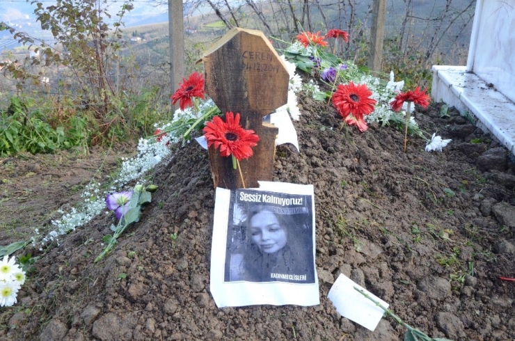 Ceren’in Annesinden Duygulandıran Sözler: “Doğum Gününde Mezarına Senin Kıyafetlerini Giydim De Geldim”