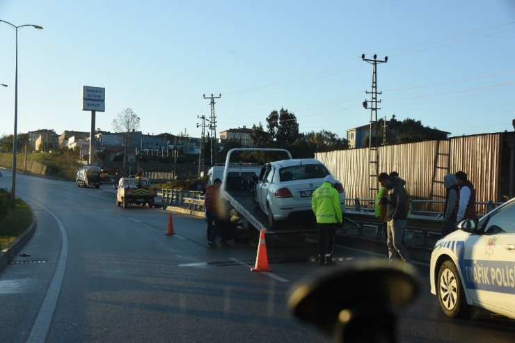 Sinop’ta Otomobil Refüje Çarptı: 1 Yaralı