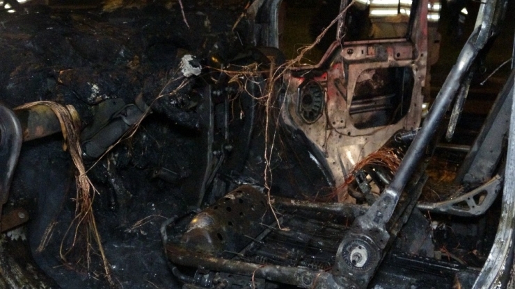 Minibüsün Yol Ortasında Alev Topuna Döndüğü Anlar Kamerada