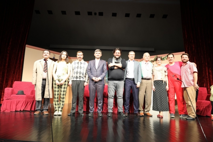 Tiyatro Sevgisi Salona Sığmadı