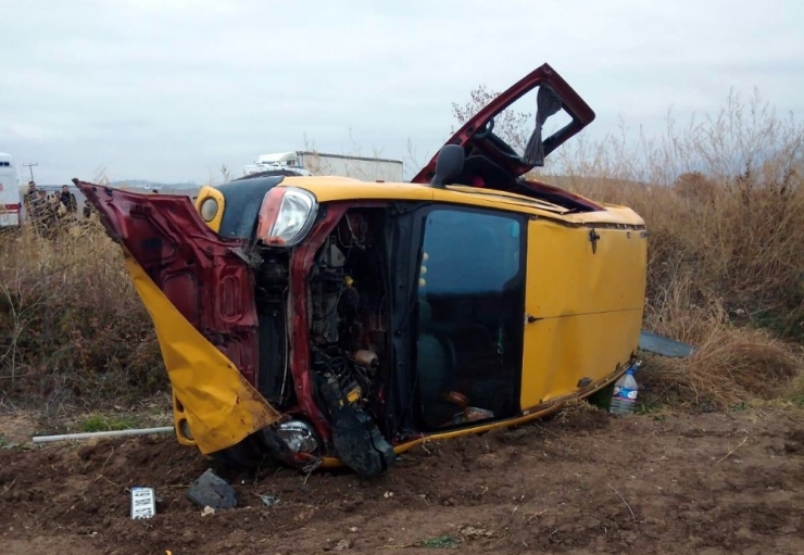 Hafif Ticari Araç Devrildi: 7 Yaralı