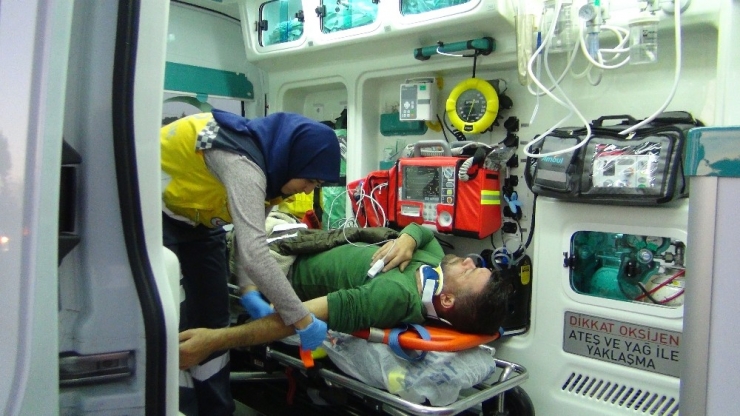 Otomobil, Elektrikli Bisiklete Çarptı: 2 Yaralı