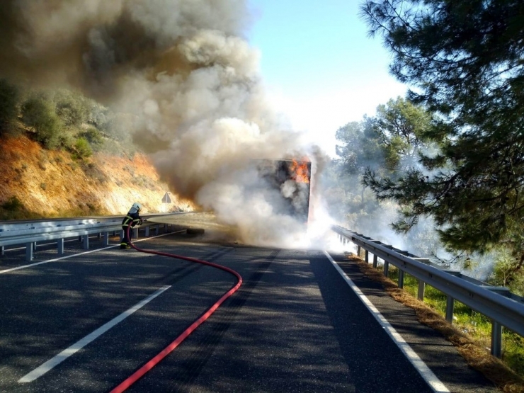 Tır Alev Alev Yandı