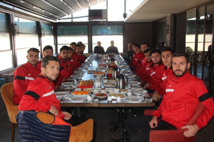 Bilecikspor’a Ak Partili Meclis Üyesinden Kahvaltı