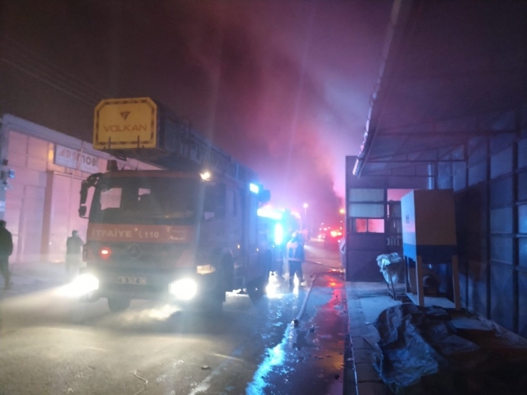 İnegöl’de Ahşap Fabrikasında Yangın