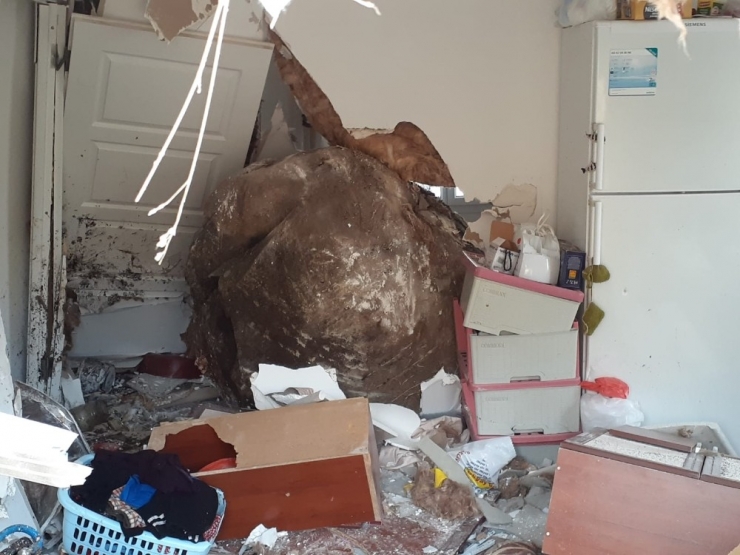 Dağdan Kopan Devasa Kaya Evi Deldi, İçeri Girdi