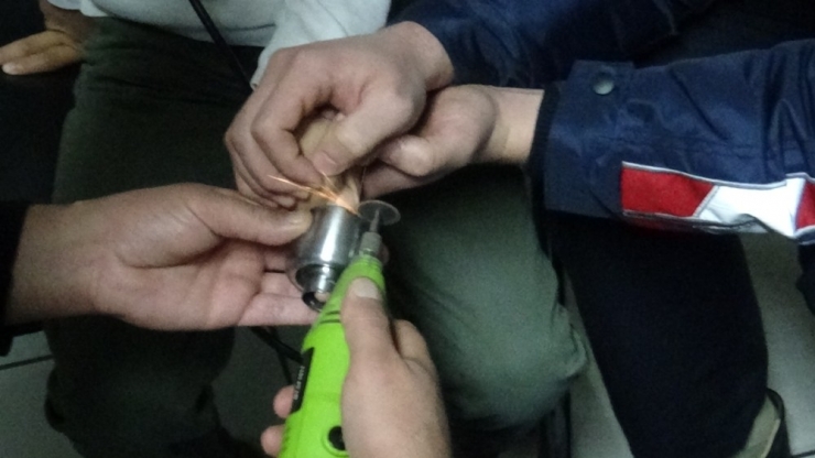 Parmağı Kapı Topuzuna Sıkıştı, Yardımına İtfaiye Ekipleri Yetişti