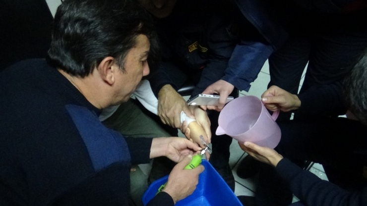 Parmağı Kapı Topuzuna Sıkıştı, Yardımına İtfaiye Ekipleri Yetişti
