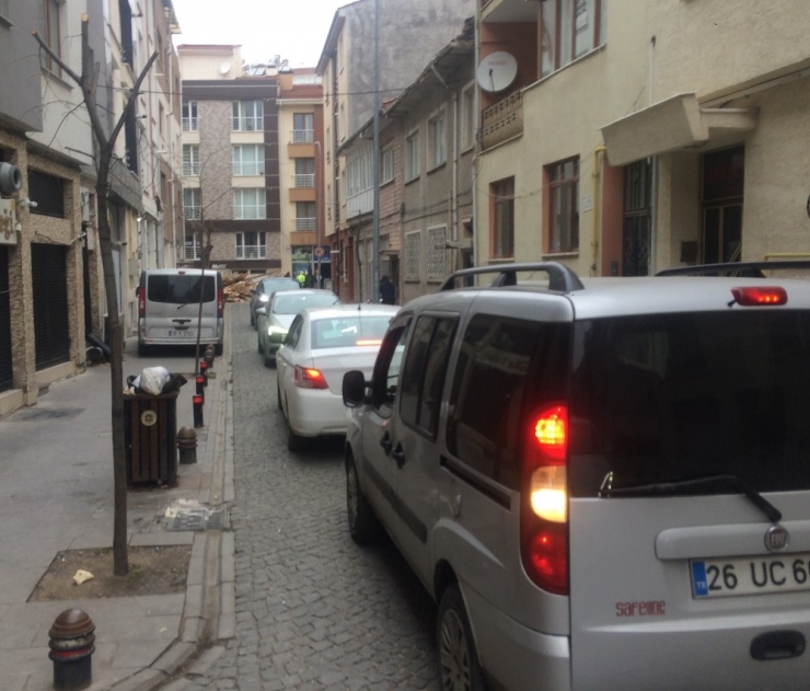 Gelişi Güzel Atılan Kalaslar Sokağı Trafiğe Kapattı