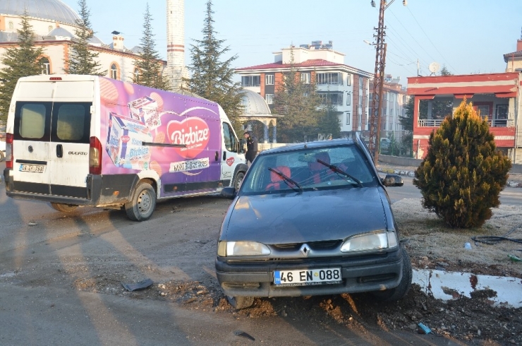 Hafif Ticari Araçla Çarpışan Otomobil Refüje Çıktı: 1 Yaralı