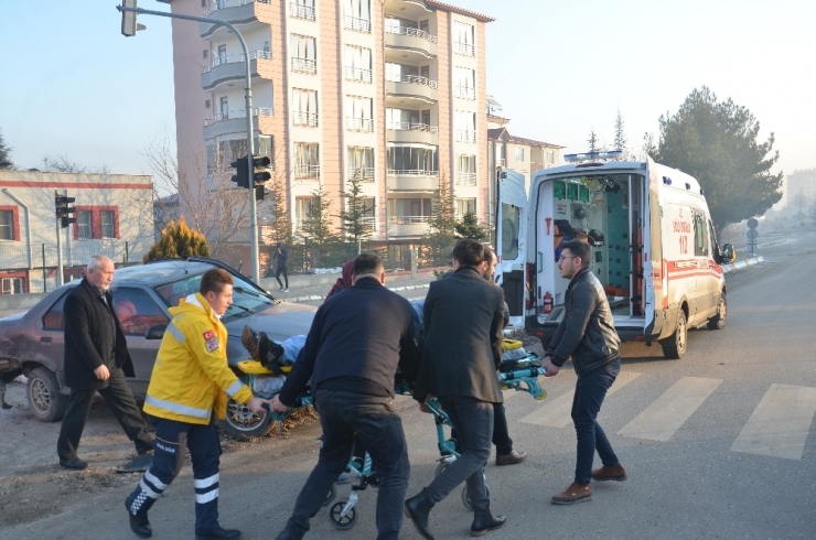 Hafif Ticari Araçla Çarpışan Otomobil Refüje Çıktı: 1 Yaralı