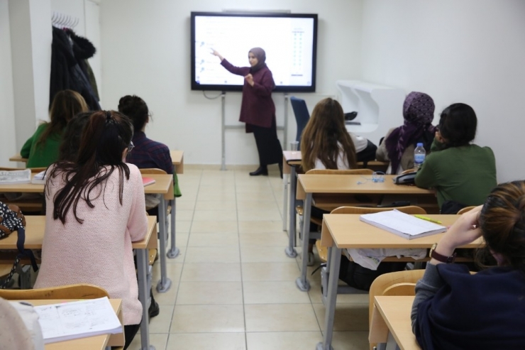 Haliliye’de Öğrenciler Ücretsiz Kursta Sınavlara Hazırlanıyor