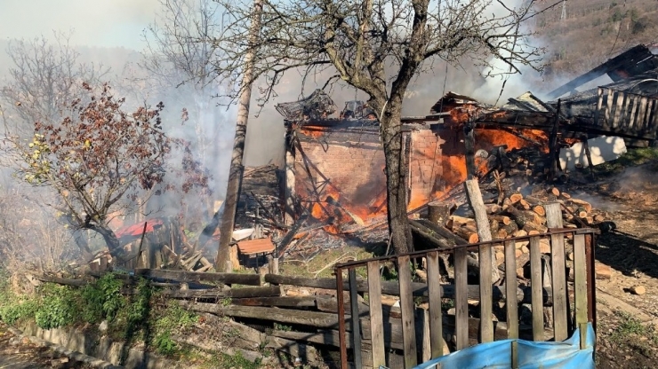 Alevlere Teslim Olan Ahşap Ev Küle Döndü