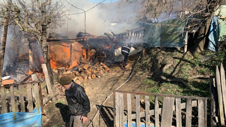 Alevlere Teslim Olan Ahşap Ev Küle Döndü