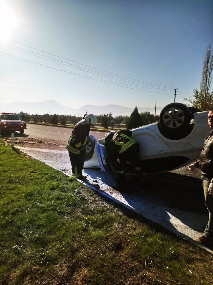 Karayolunda Takla Atan Araç Ters Döndü
