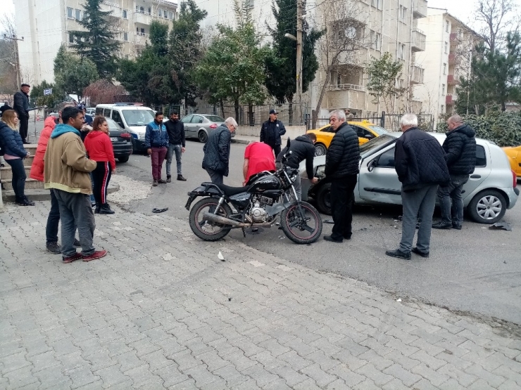 Otomobille Çarpışan Motosikletli Yaralandı