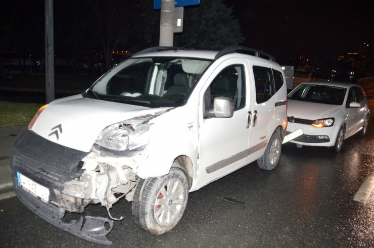 Unkapanı Köprüsü’nde Kazada Yaralanan Köpeğin İmdadına Vatandaşlar Yetişti