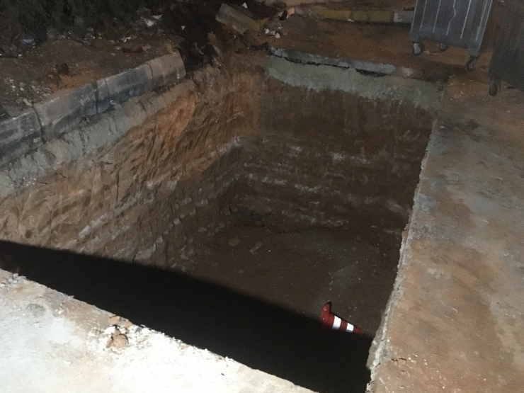 Yer Altı Çöp Konteyneri İçin Kazılmış Kuyuya Düştü