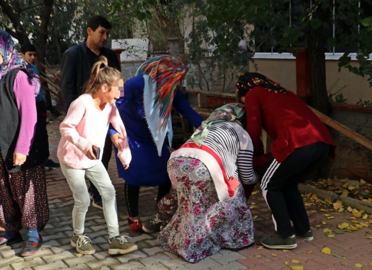 Evinin Yandığını Gören Anne Sinir Krizi Geçirdi