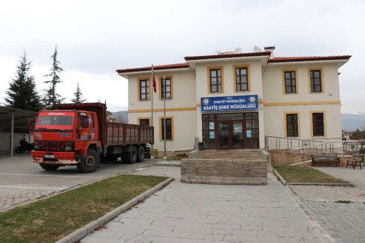 Nakliyecilik Yapmak İçin Çaldıkları Kamyonla Yakalandılar