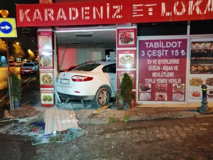 Dükkana Giren Otomobil Ortalığı Savaş Alanına Çevirdi