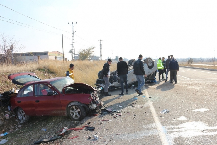 Otomobiller Kafa Kafaya Çarpıştı: 1’i Ağır 3 Yaralı